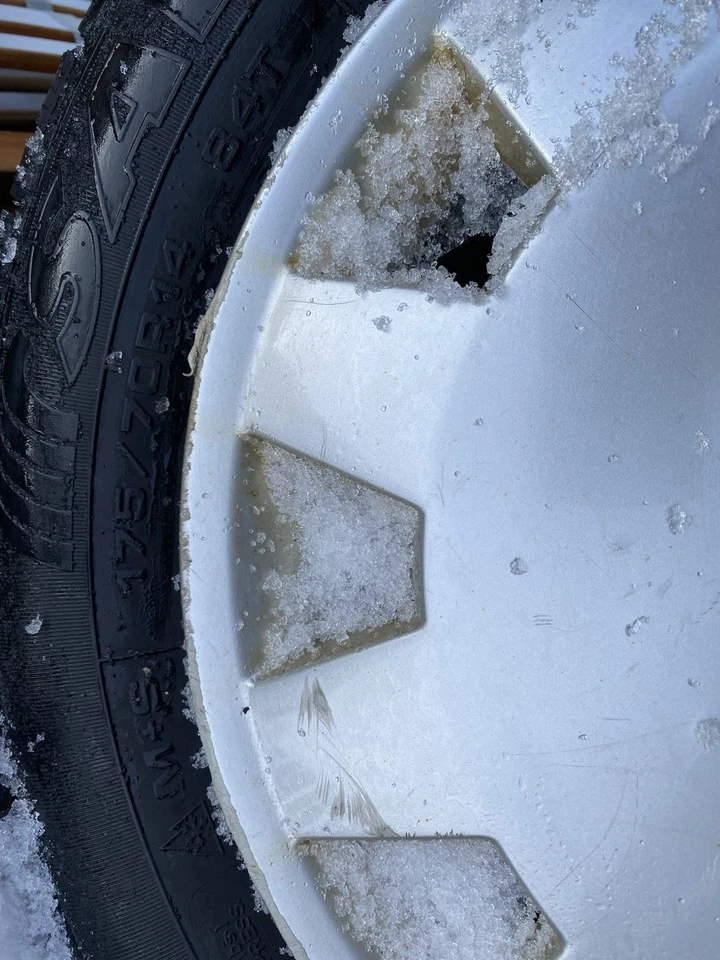 4er Satz Winterreifen + Radkappen / Autoreifen für Opel Corsa - Bild 4 von 4