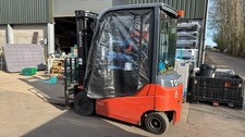 Toyota 2.5T Electric Forklift With Cab Low hours