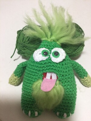 1 Amigurumi  Taschenanhänger   Fridolin das kleine Monster  gehäkelt 15cm