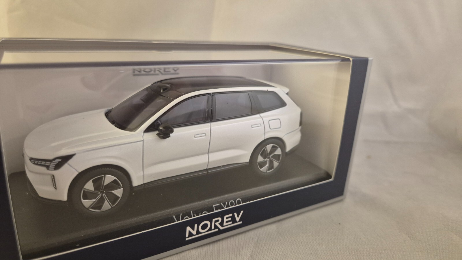 Miniature Volvo EX90 2024 Blanc pour Décoration de Bureau Chic