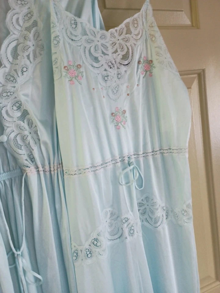 Vintage 70's Interludes by Cira Ivory Full Length Night Gown & Robe in size M  - Image 3 of 4