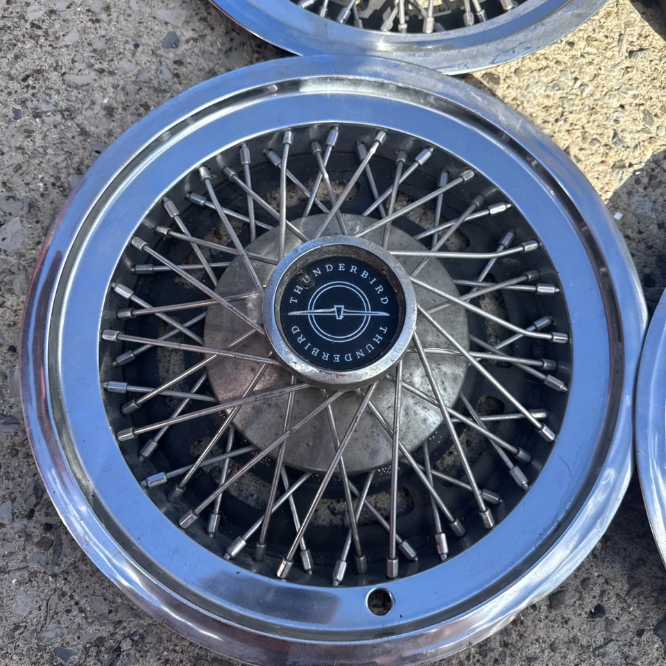 Комплект (4) колпаков колес со спицами 15 дюймов для Ford Thunderbird 1974 - 1979 годов выпуска - Изображение 2 из 4