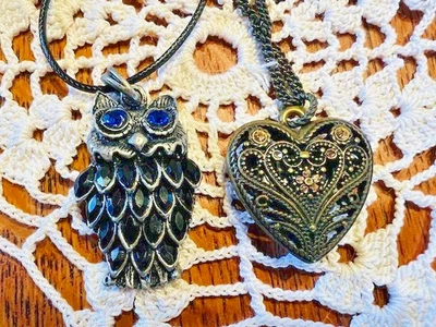 Lot 2 colliers avec pendentifs chouette verre taillé cœur strass métal argenté - Photo 1/4