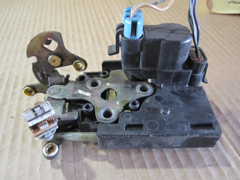 ПЕРЕДНЯЯ ЗАЩЕЛКА ПРИВОДА ДВЕРИ ПРИВОДА БЛОКИРОВКИ ПИТАНИЯ BUICK CENTURY ОТ ОРИГИНАЛЬНОГО ПРОИЗВОДИТЕЛЯ NO 16639867 - Изображение 2 из 3