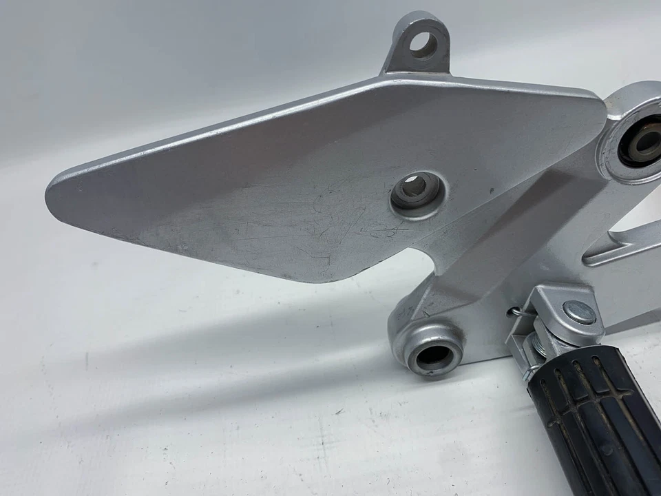 Reposapiés derecho Yamaha FZ6 S Fazer Right Riders footrest hanger (7) 06' Foto 2 de 4