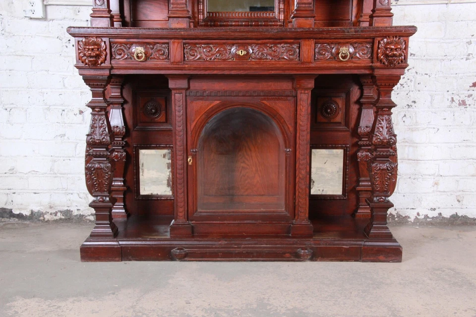 Aparador de roble francés ornamentado del siglo XIX para cabaña o gabinete de bar con caras talladas Foto 4 de 4