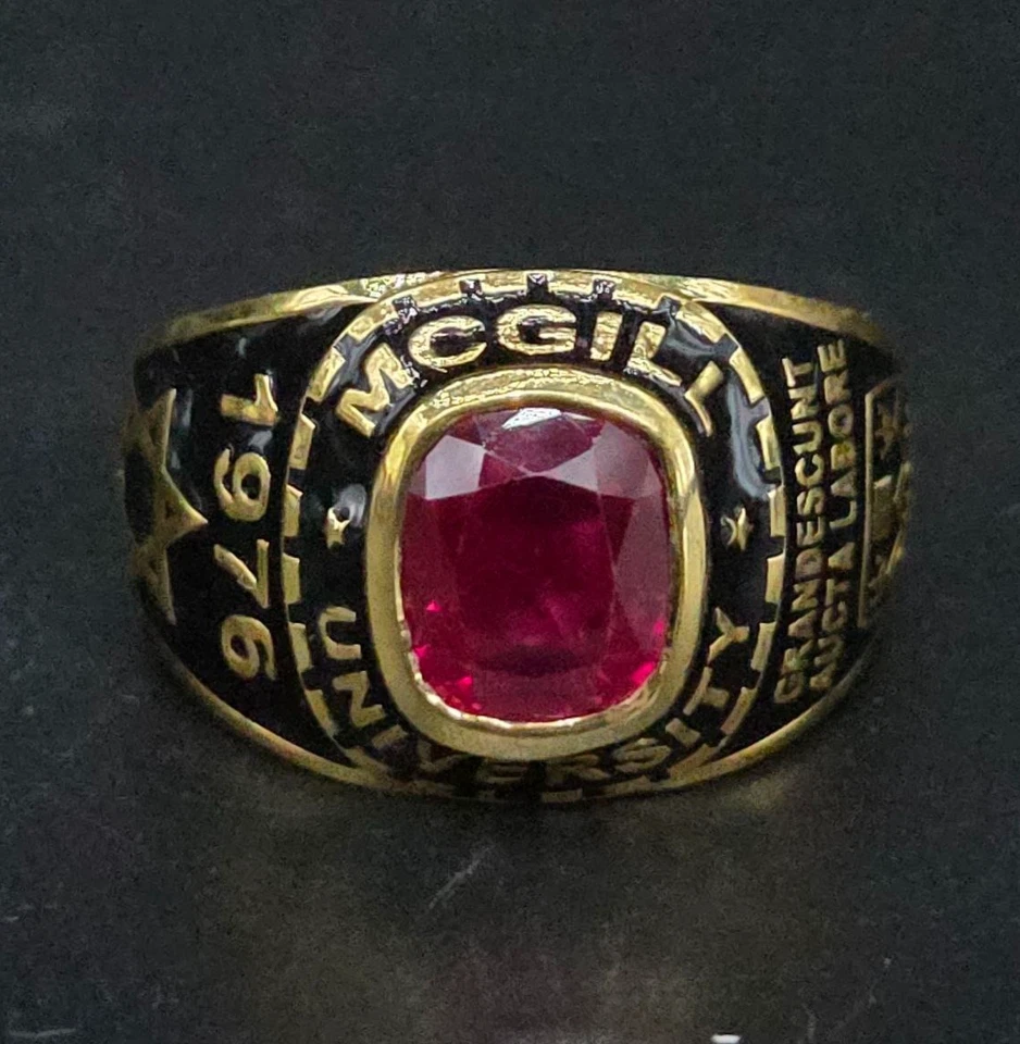 Anillo de colección 1976 McGill University Class chapado en oro piedra rubí rojo graduaciones Foto 3 de 4