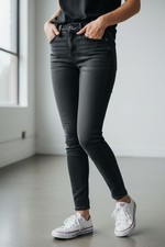 Levis Womens 711 Skinny Jeans Size 26 Black Denim Mid-Rise Stretch Comfortable 