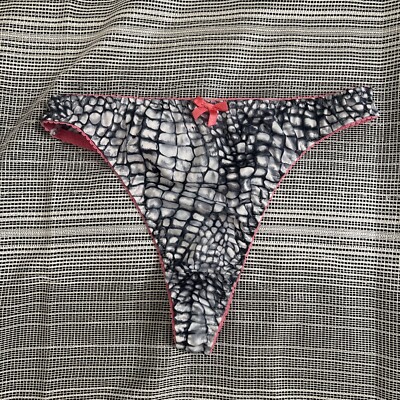 VTG WOMENS  SEXY BIKINI PANTIES THONG  SIZE M 100% POLYESTER ELLE MENNO