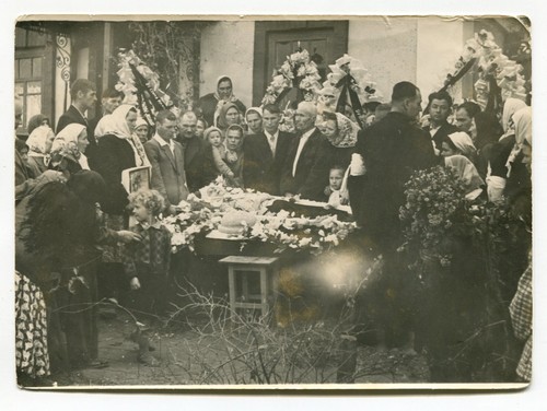 Woman post mortem funeral mourning family children vintage photo - Picture 2 of 3