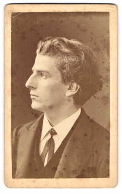 Fotografie M. Vollenweider, Bern, Postgasse 47, Portrait junger Mann im Anzug m 