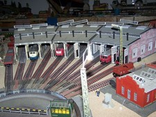 FALLER 6476  H0 9 Stände Ringlokschuppen m. Torschließvorrichtung, montiert    