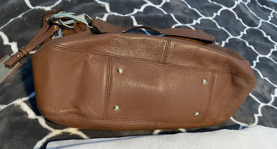 Bolso de mano hobo de cuero marrón Calvin Klein - Usado Foto 2 de 3