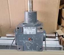 0220-00942 Hub City PT0 Adapter Bevel Reducer Gear Drive Cast iron 2:1 1" Shaft