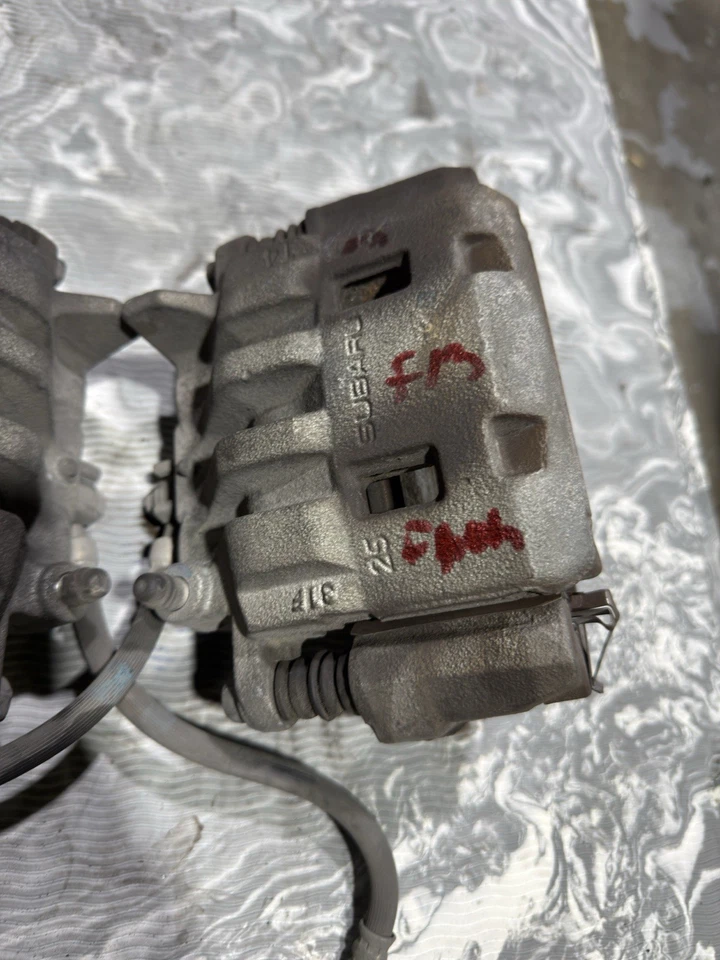 Pinzas de freno delanteras Subaru BRZ FRS 2013 OEM Foto 3 de 4