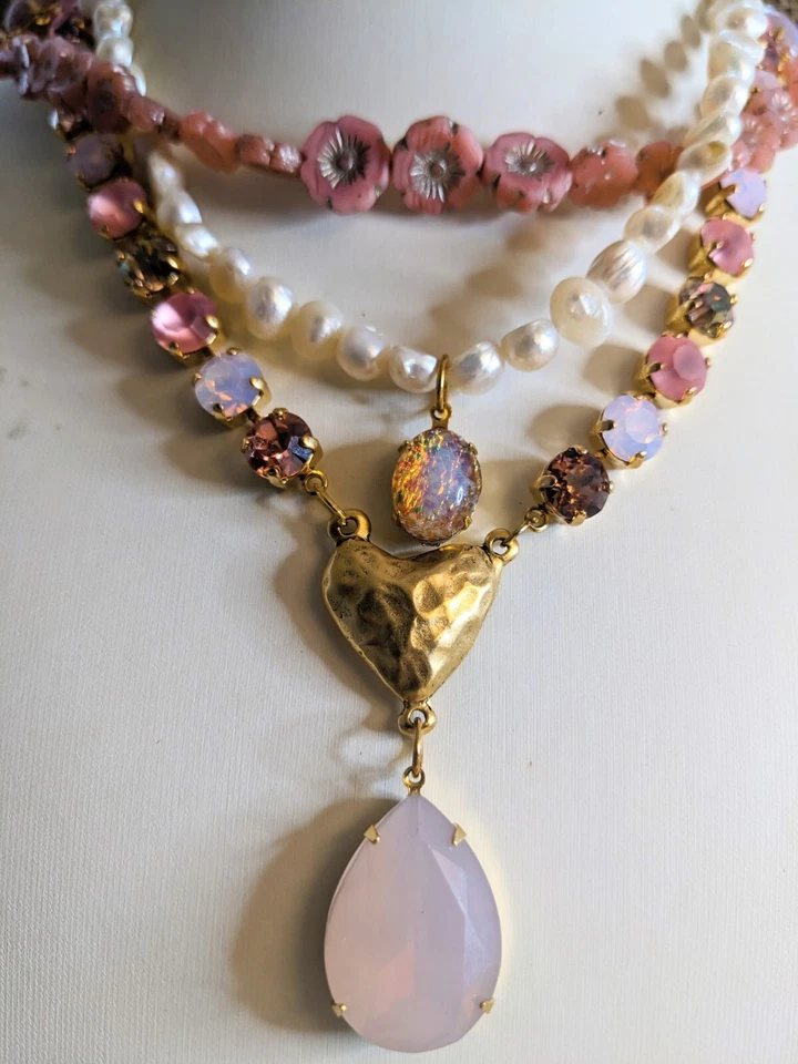 Collar victoriano Darling rosa ópalo de fuego, porcelana de cristal y cuentas en capas