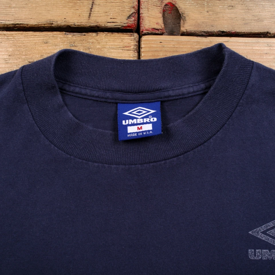 Camiseta Umbro Vintage Puntada Única Logo M Años 90 Hecha en EE. UU. Camiseta Azul Foto 3 de 4