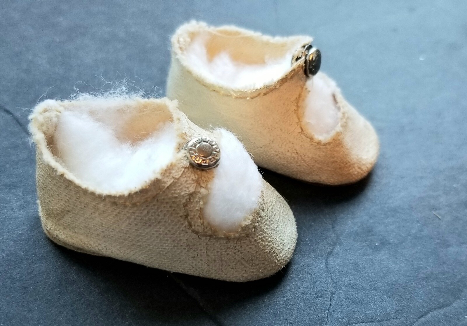 VINTAGE PAIR OFF WHITE OILCLOTH DOLL SHOES WITH CENTER SNAPS 2" LONG 1