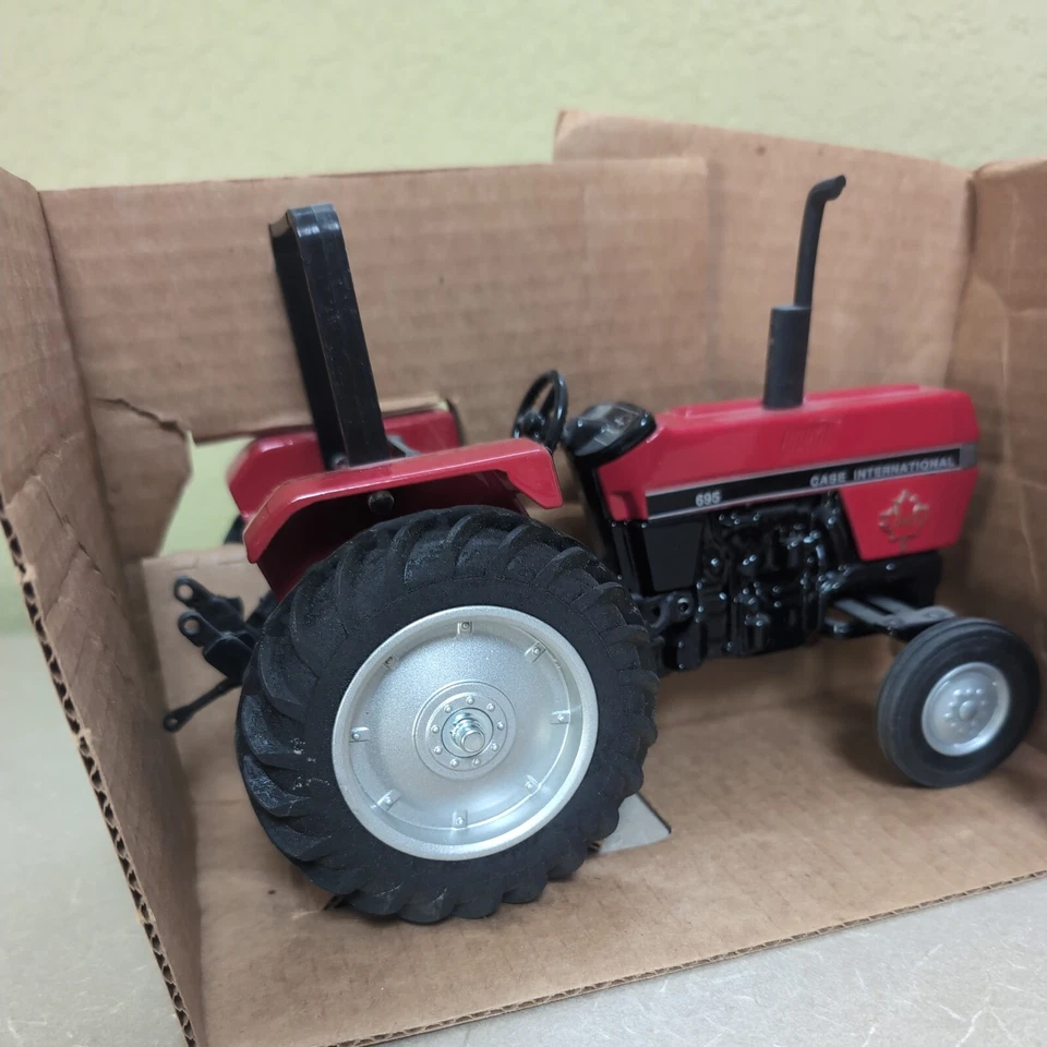Case IH 695 Toy Tractor 1995 Ontario Toy Show 1/16 Scale Models FB-2354 NIB - Image 4 of 4
