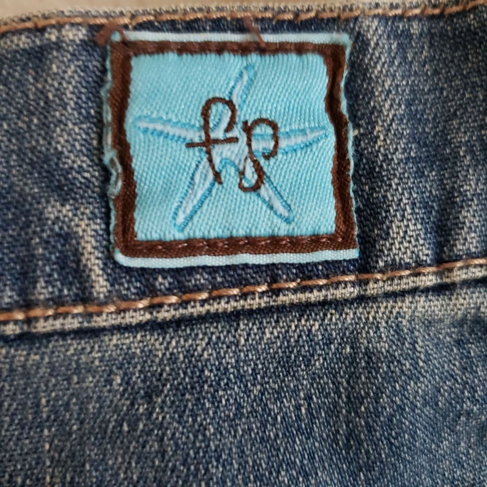 Fresh Produce Woman Size 12 Bermuda Jean Shorts Medium Wash Stretch - Image 3 of 4