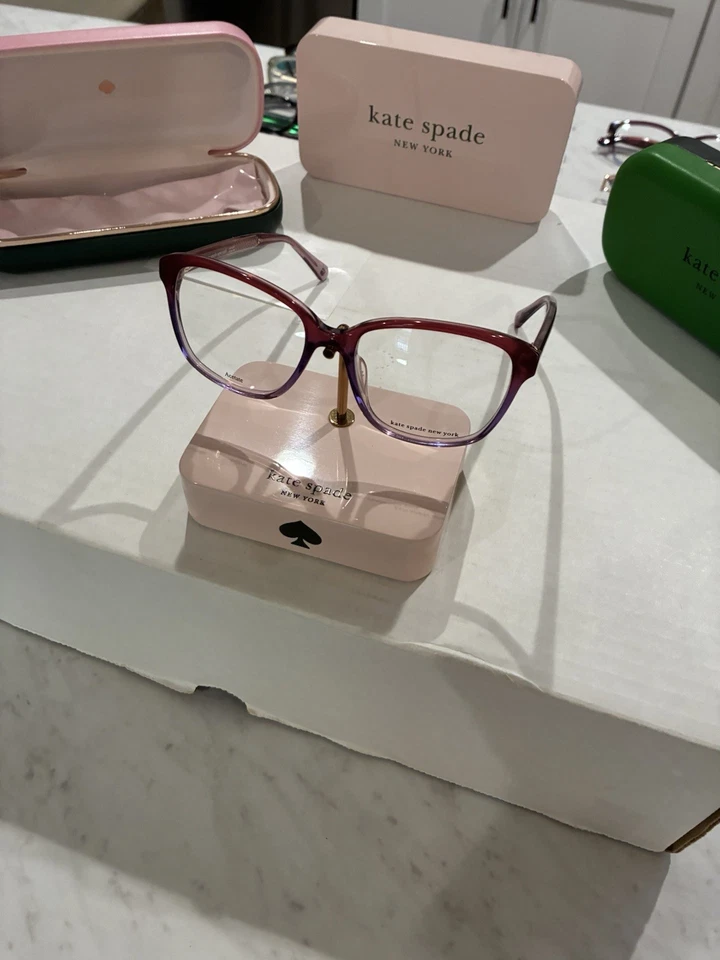 Gafas ACERRA para mujer Kate Spade New York. Descripción del color rojo violeta Foto 4 de 4
