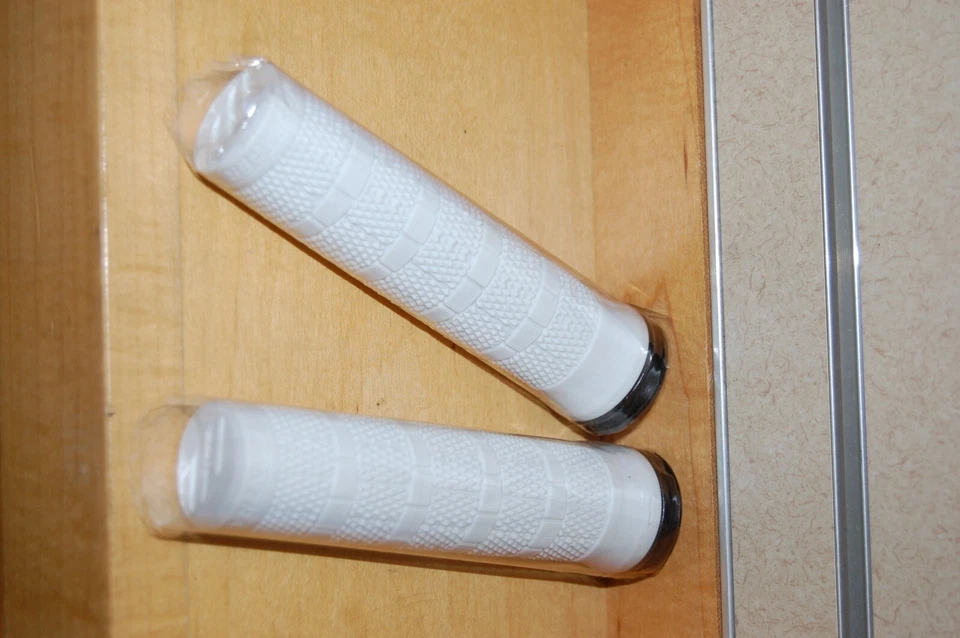 NOS Bontrager Lock-on Grips / White w/ Black Lock Ring - Image 4 of 4