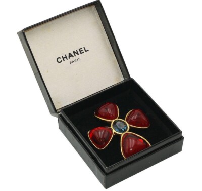 Chanel クロス型ブローチ ゴールド/レッド Chanel Gripoie Color Stone Cross Brooch Gold x Red x Blue Ladies