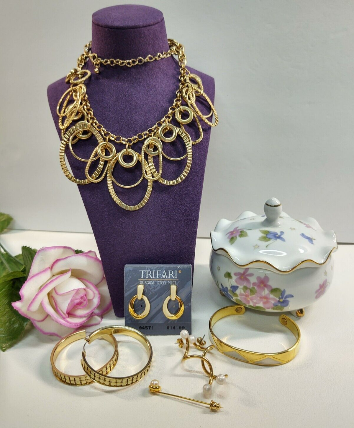 Porcelain Jewelry Box Set with Included Trinkets – P117 Dresser Design-image