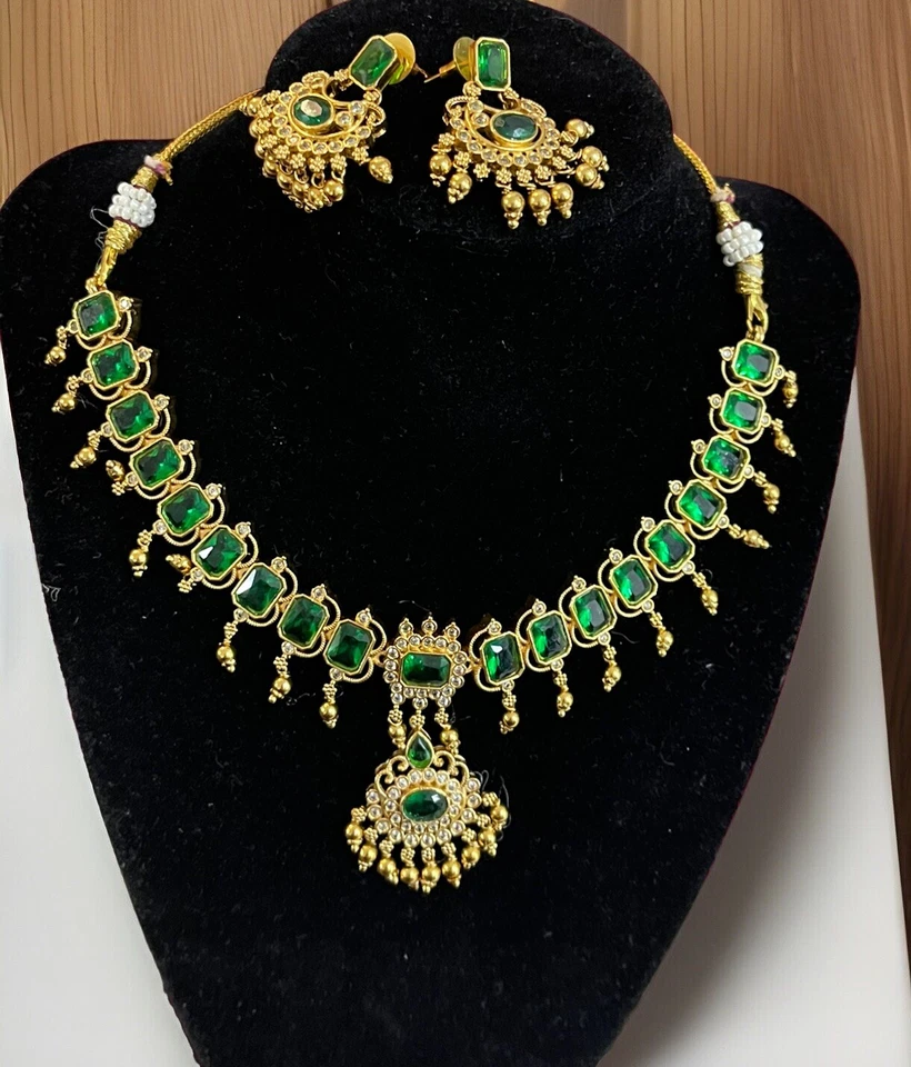 Juego de gargantilla Indian Emerald Shine de circón cúbico con diseño floral Foto 3 de 4