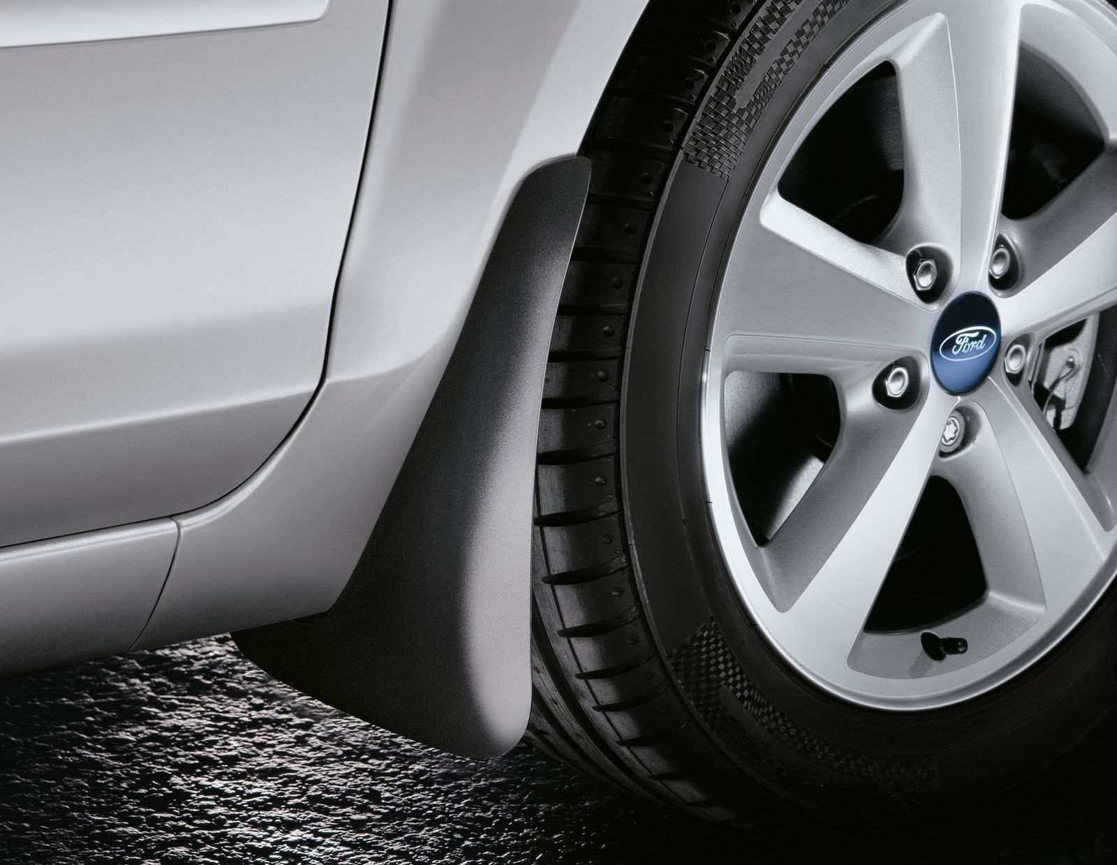 Bavettes avant Ford Focus protégez votre auto sur route de campagne