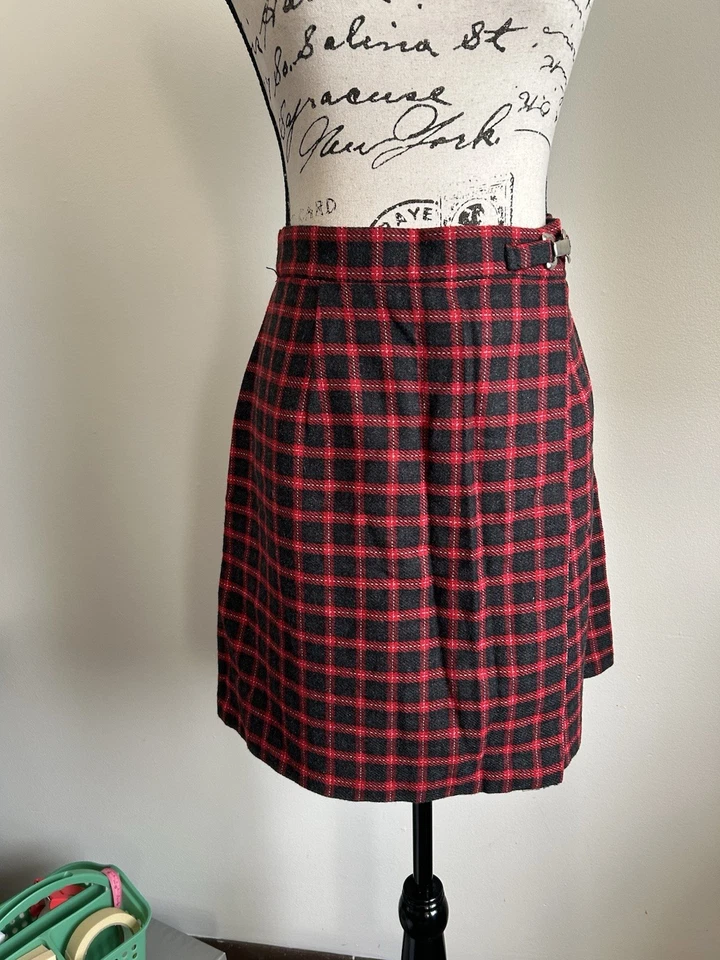 NUEVO CON ETIQUETAS Falda Corta Vintage Roja y Negra Tartán Cuadros Unión, Cintura 32 pulgadas, De Colección Talla 16 Foto 3 de 4