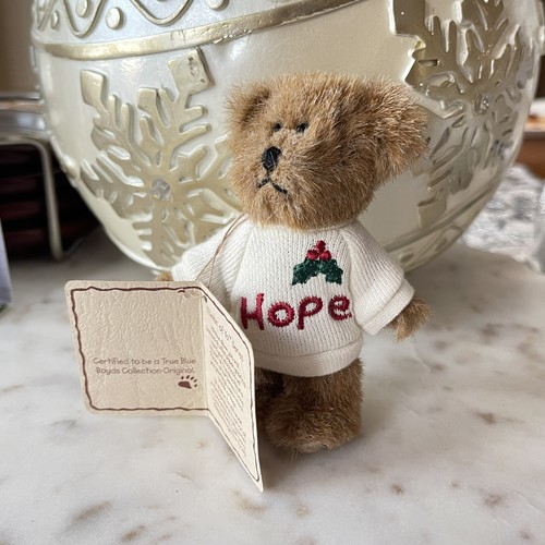 Boyds Bears 4” Mini Oso de Navidad con Suéter Blanco "Esperanza" Muérdago Raro - Imagen 2 de 7