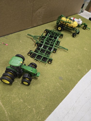 1/64 ERTL JOHN DEERE 1895 Air SEEDER SET /8400R TRACTOR/ FARM - Picture 7 of 11