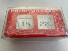 MOTHER2 Klappwecker Dosei-san's Schlaguhr rot Hobonichi in der Hand