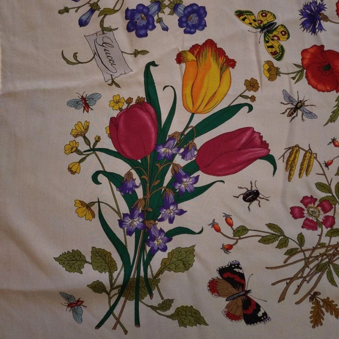 GUCCI Foulard en soie grand motif floral 130 cm x 133 cm pour femme vintage