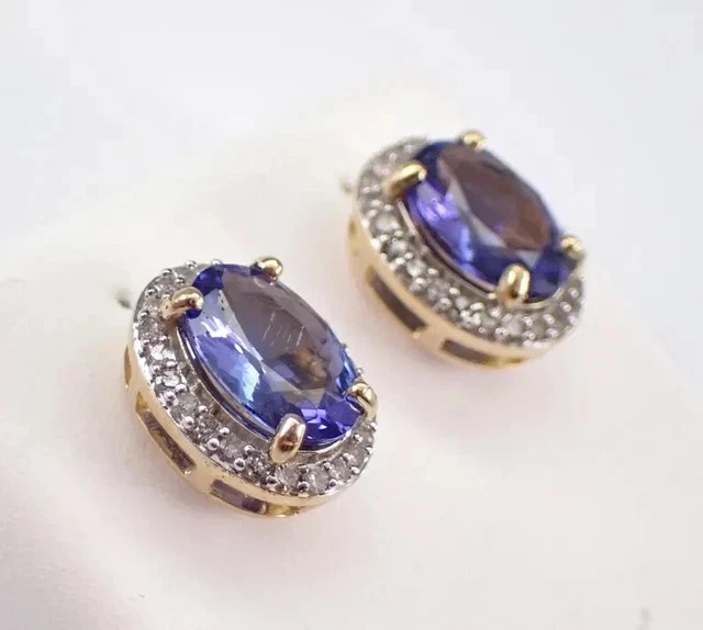 Aretes con halo de corte ovalado de 3,00 quilates de tanzanita creados en laboratorio enchapados en oro amarillo de 14 quilates Foto 4 de 4