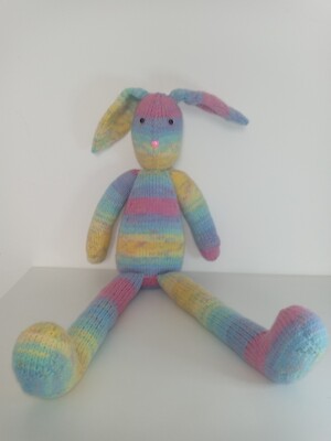 Bunter handgefertigter Strickhase, Kuscheltier, Osterhase, 65 cm