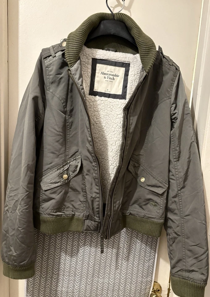 $220 Chaqueta de bombardero Abercrombie & Fitch Veronica M A&F Chaqueta de bombardero forrada de Sherpa Foto 2 de 4