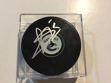 Luca Sbisa Firmato Vancouver Canucks Hockey Puck Autografato b