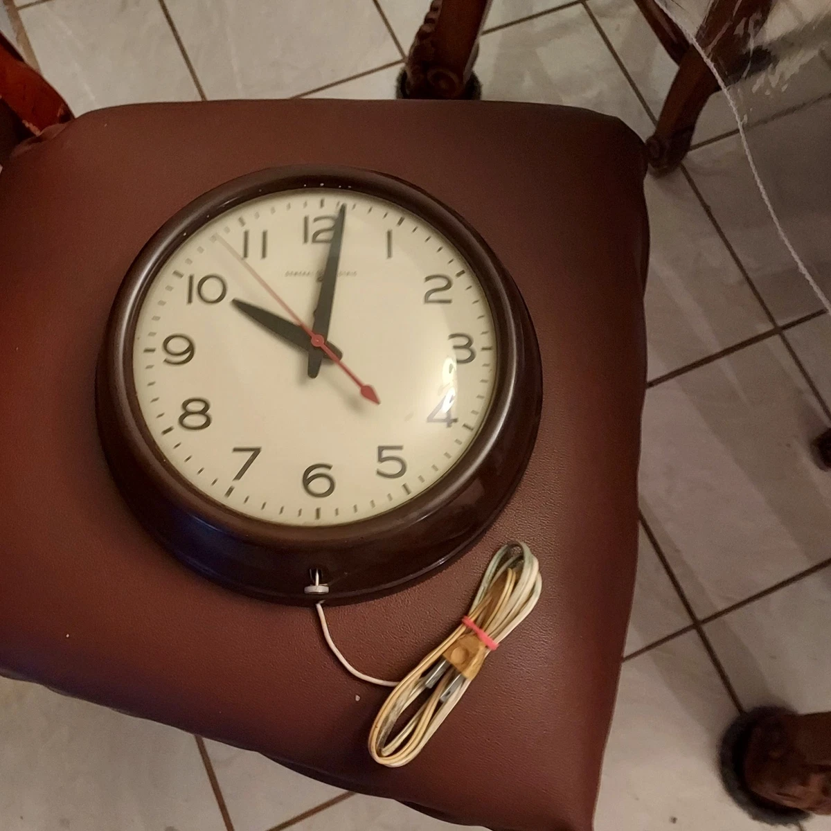 Vintage Round Wall Clock In Collectible Wall Clocks 1930-1969 for
