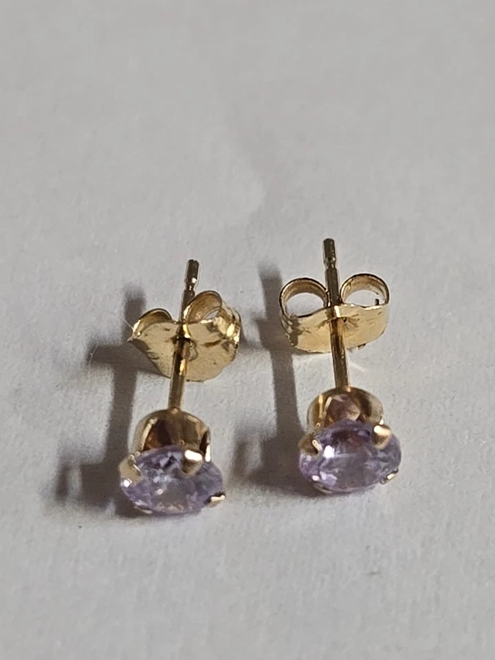 Aretes de topacio místico de oro de 14k con tachuelas de 4 mm  Foto 3 de 4