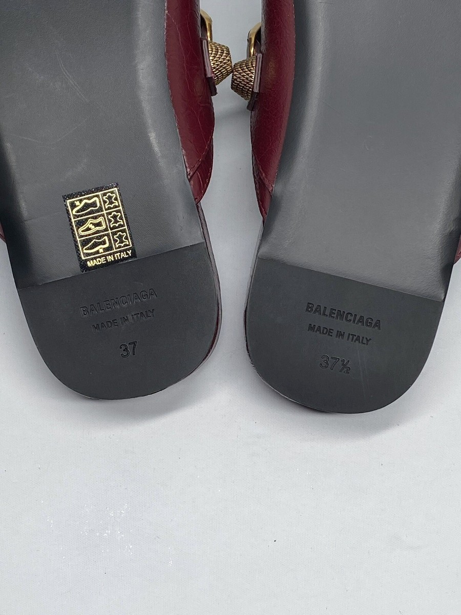 ◆SALE◆直営店◆【BALENCIAGA】Cosy Cagole ミュール Balenciaga Cosy Cagole Mule in Burgundy & Antique Gold | FWRD