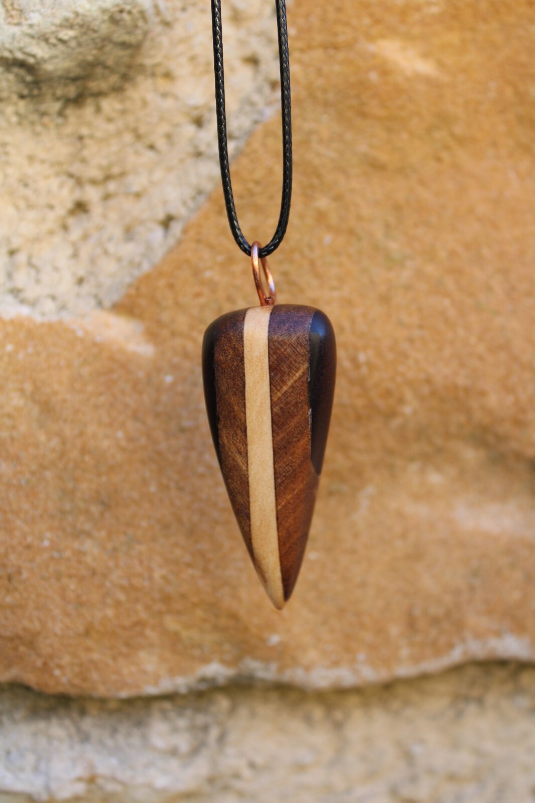 Pendentif NASHIRA bijou en bois artisanal pour un look bohème