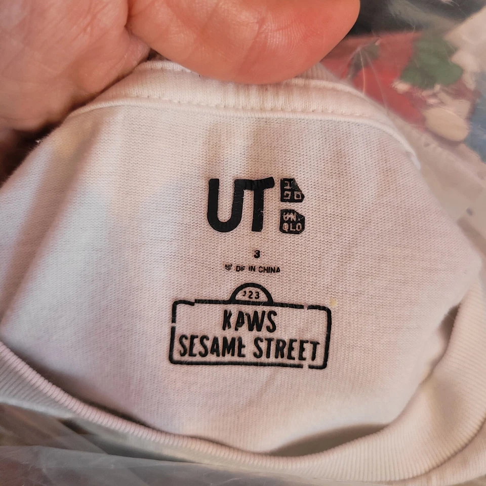 Y2K KAWS Uniqlo Seseme Street T-shirt Medium White Kids Collaboration Vintag3 - Image 4 of 4
