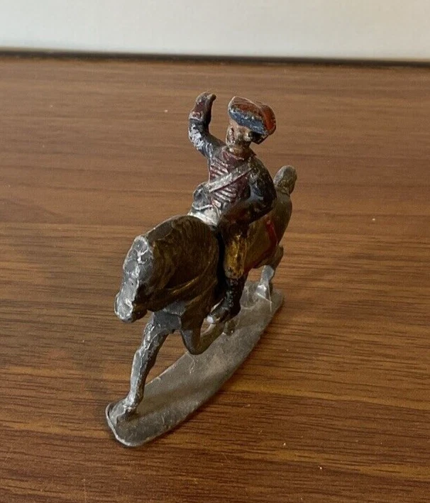 Soldado con sombrero colonial sentado en un caballo Foto 4 de 4