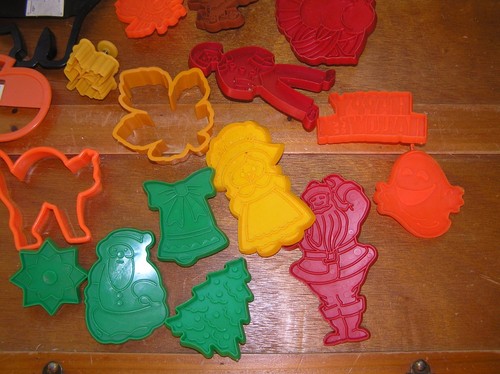 Vintage to Now Lot of Red Green Brown Orange Yellow Plastic Holiday Cookie Cut - Picture 4 of 5