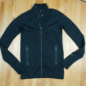 thumbhole jackets nike