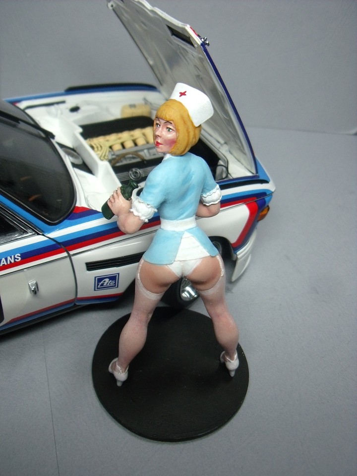 Figurine 1/18 "Julie" - Fille Avec Voiture Mercedes 1970 - Résine Peinte - KK Scale