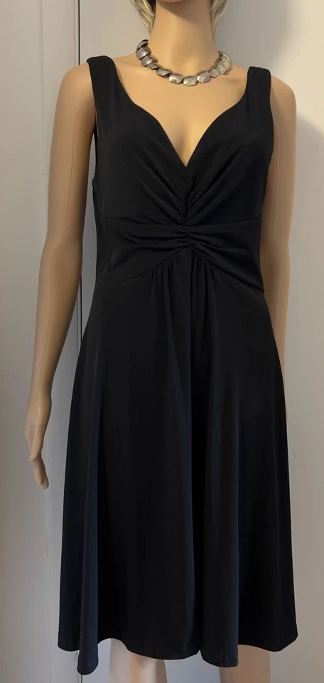 Vestido Connected Apparel sem mangas elástico preto franzido fit & flare tamanho 12 - Imagem 4 de 4