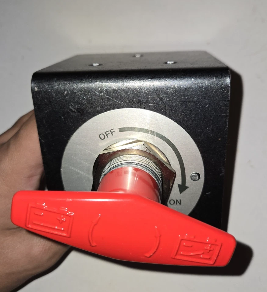 Interruptor de desconexión de batería giratorio Summit Racing 830050 250 amperios continuos Foto 3 de 4